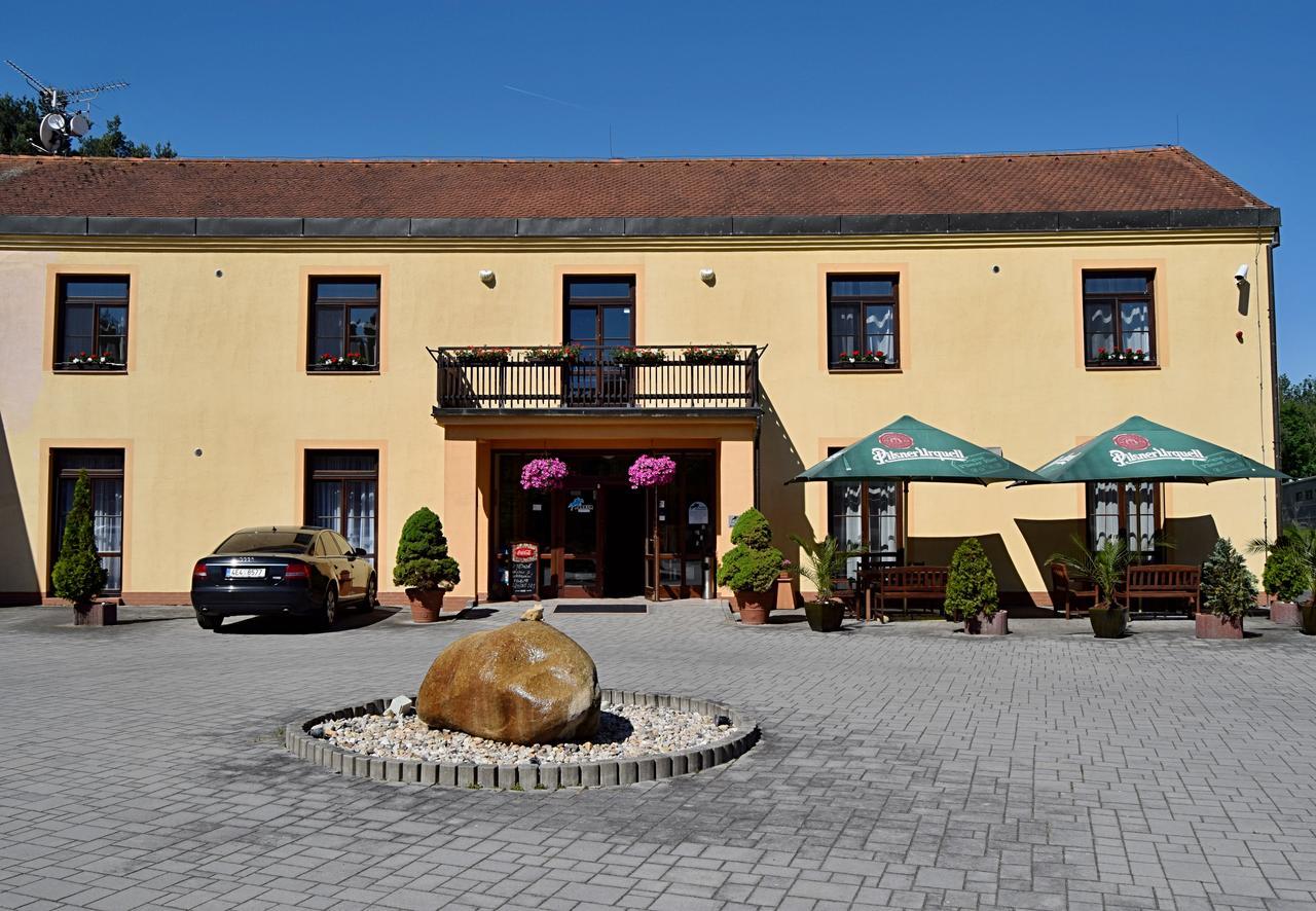 Penzion Parkur Hotel Hrobice Exterior photo